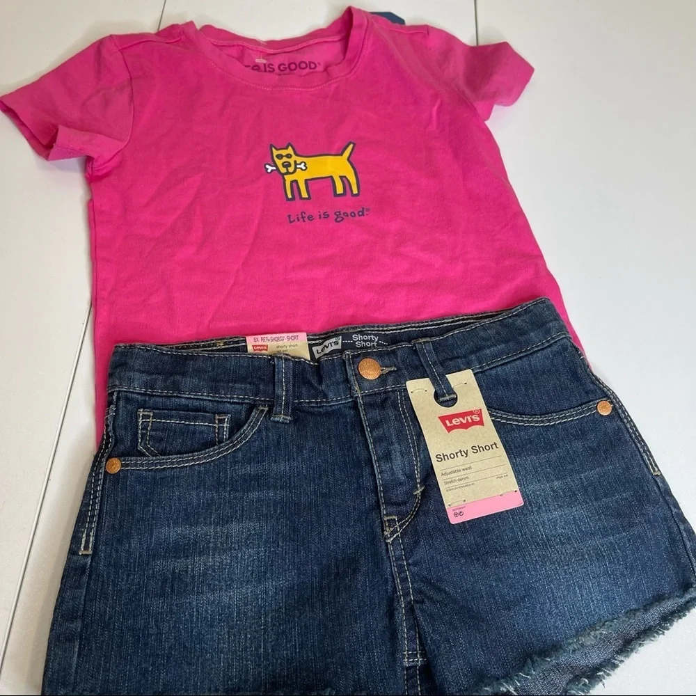 Levi’s shorts and life is good tee